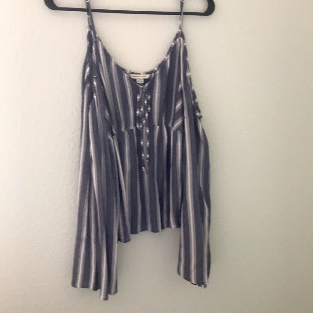 Light weight, peekaboo shoulder, crop top